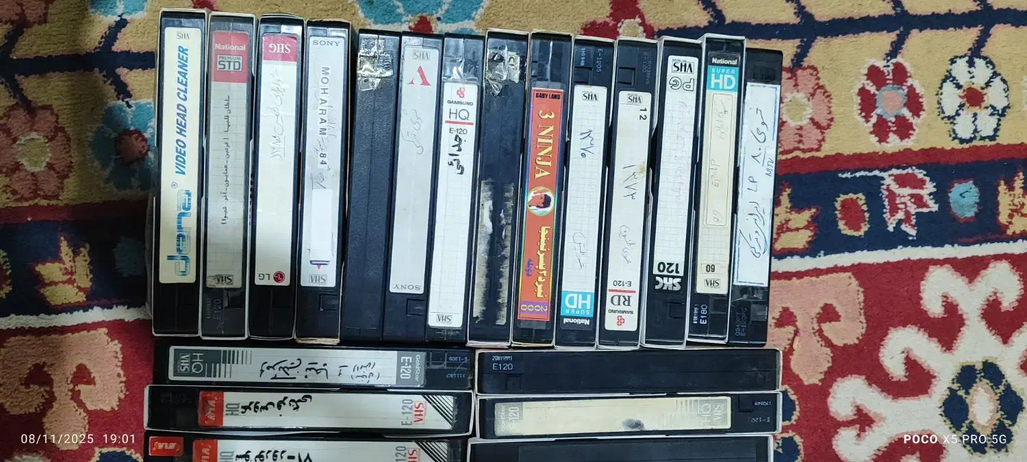 دستگاه ویدیو به همراه فیلم|پخش‌کننده DVD و ویدیو|ری, علایین|دیوار