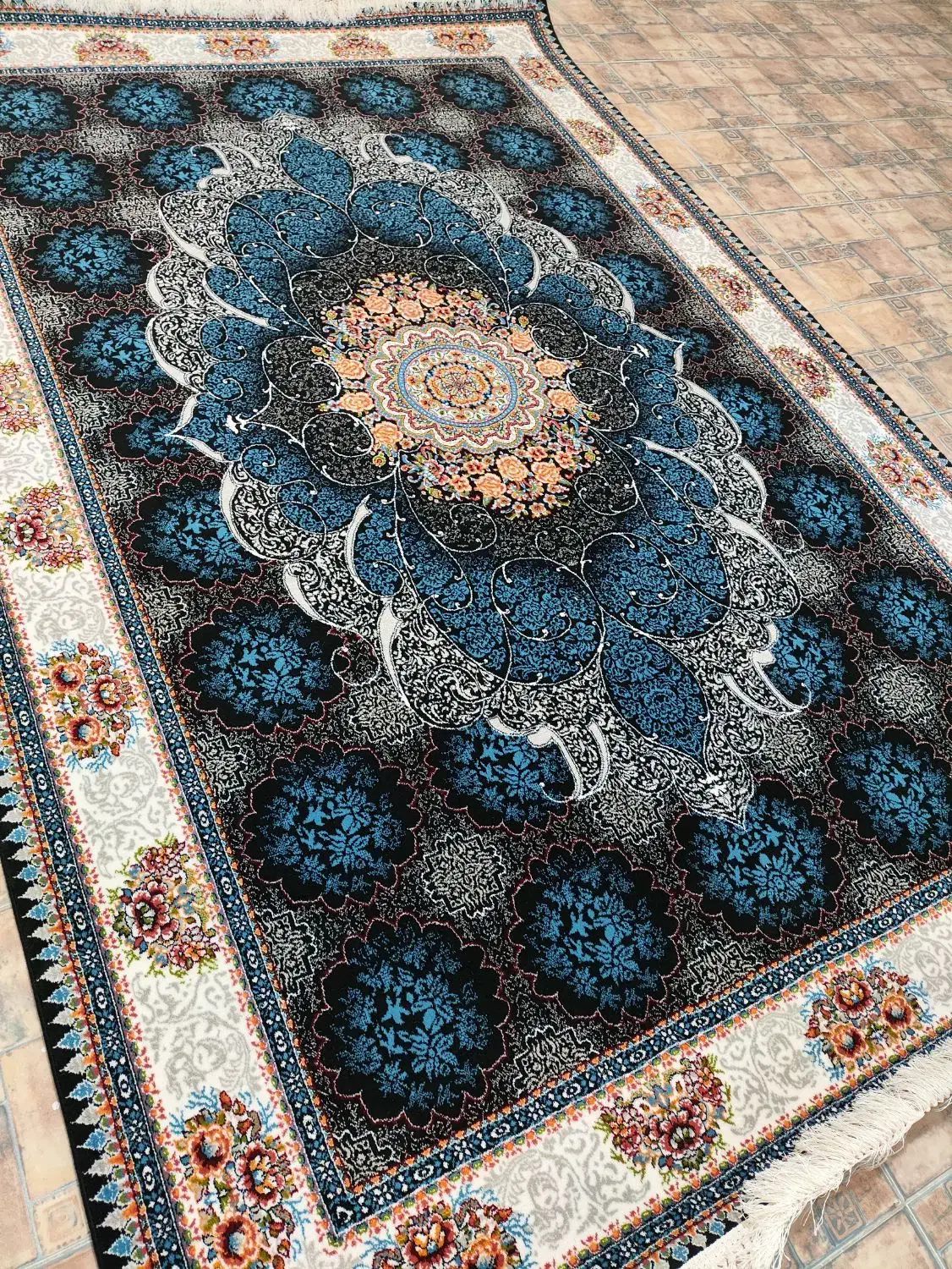 شیش تا فرش دوازده متری و دوتا شیش همرنگ نخی|فرش|کرمانشاه, |دیوار