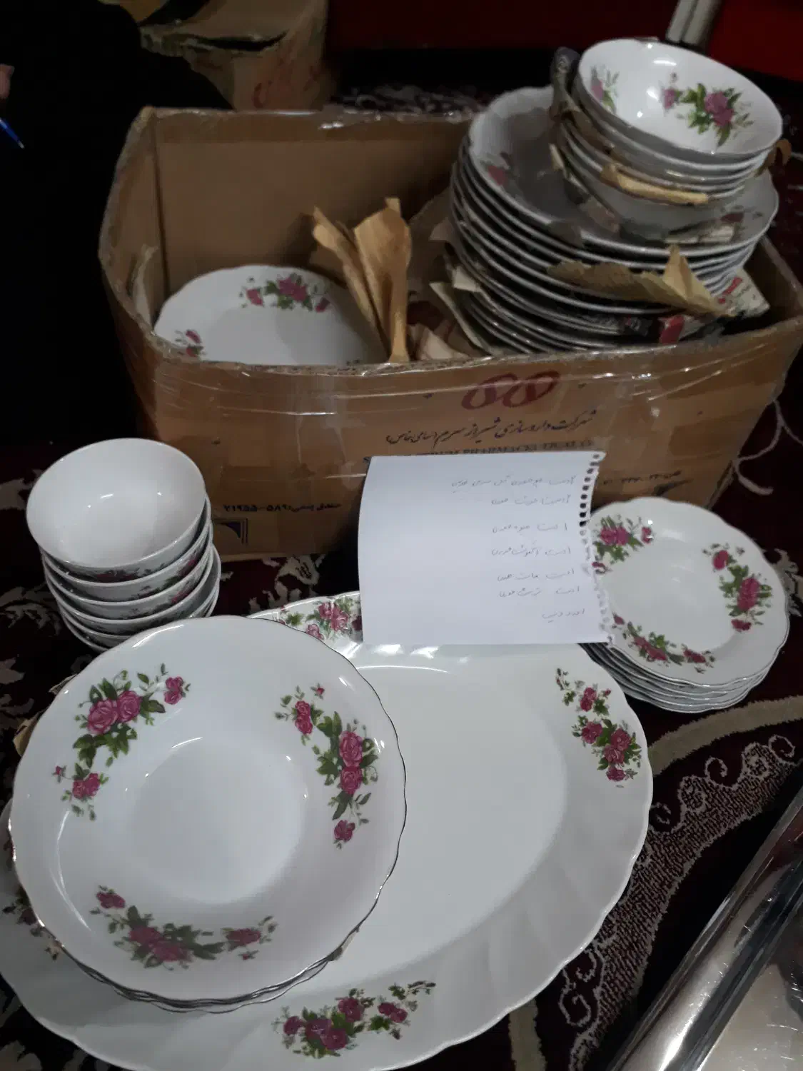 سرویس چینی گل سرخی خیلی قدیمی|ظروف سرو و پذیرایی|کرج, حصارک بالا|دیوار