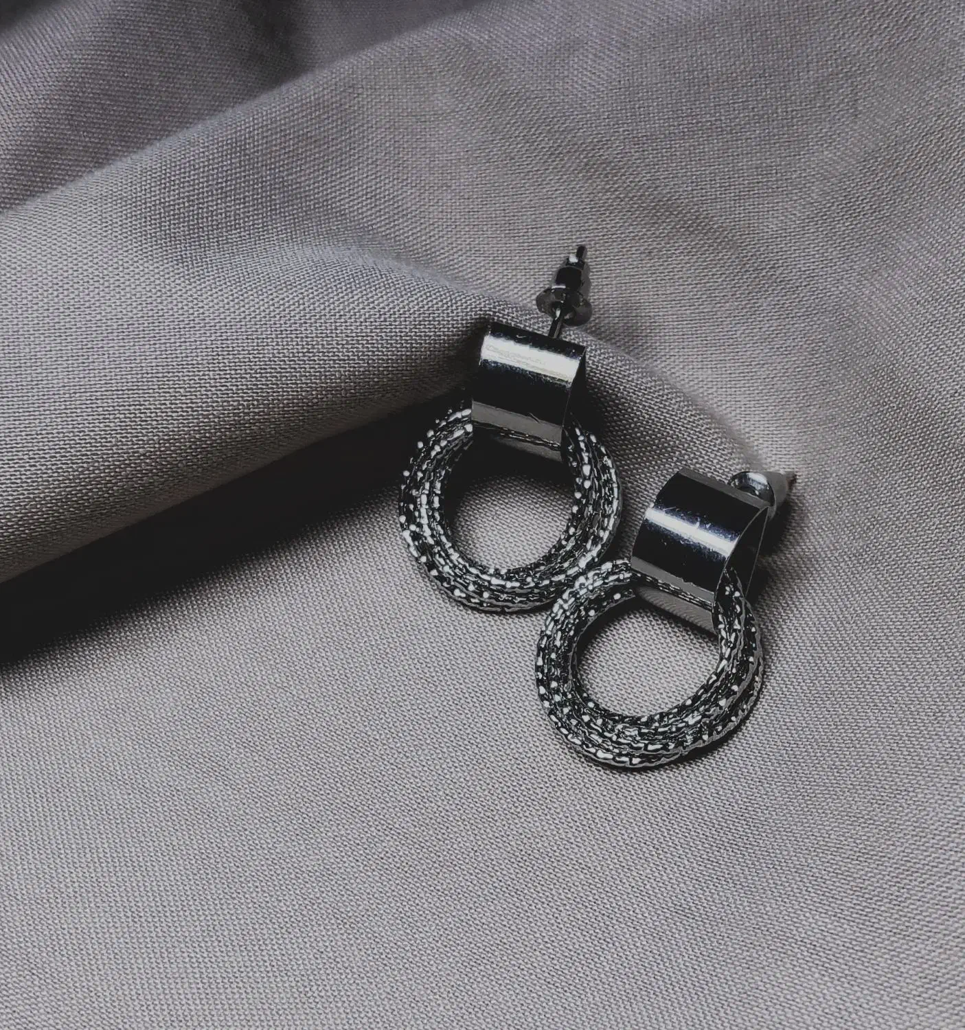 گوشواره حلقه نقره ای|بدلیجات|رشت, دروازه لاکان|دیوار