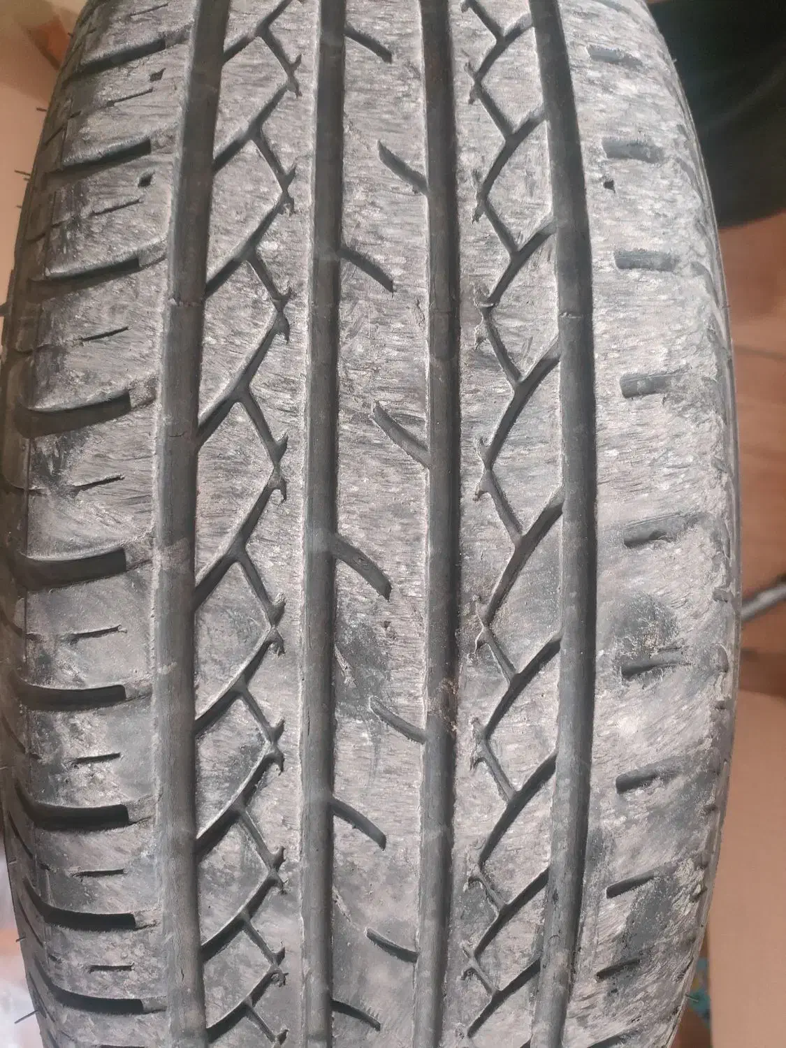 لاستیک ۱۸۵ ۱۵ بارز|قطعات یدکی و لوازم جانبی|رشت, کاکتوس|دیوار