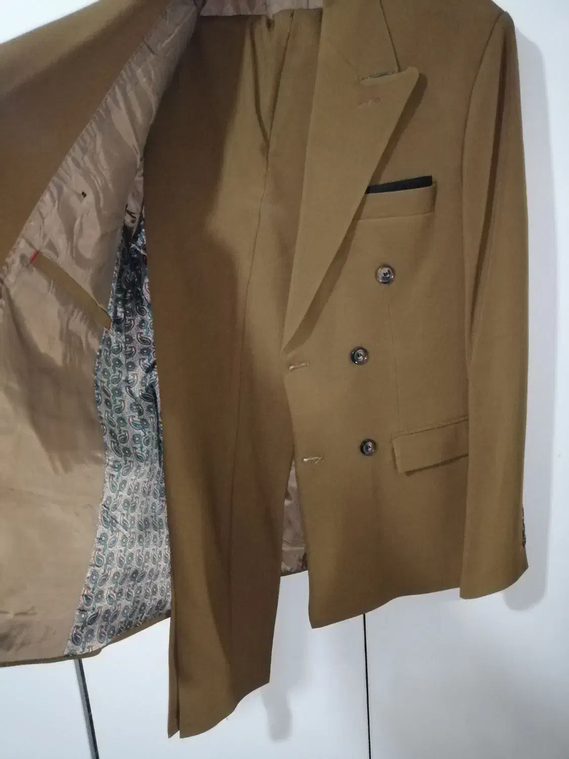 کت و شلوار نو|لباس|صومعه‌سرا, |دیوار