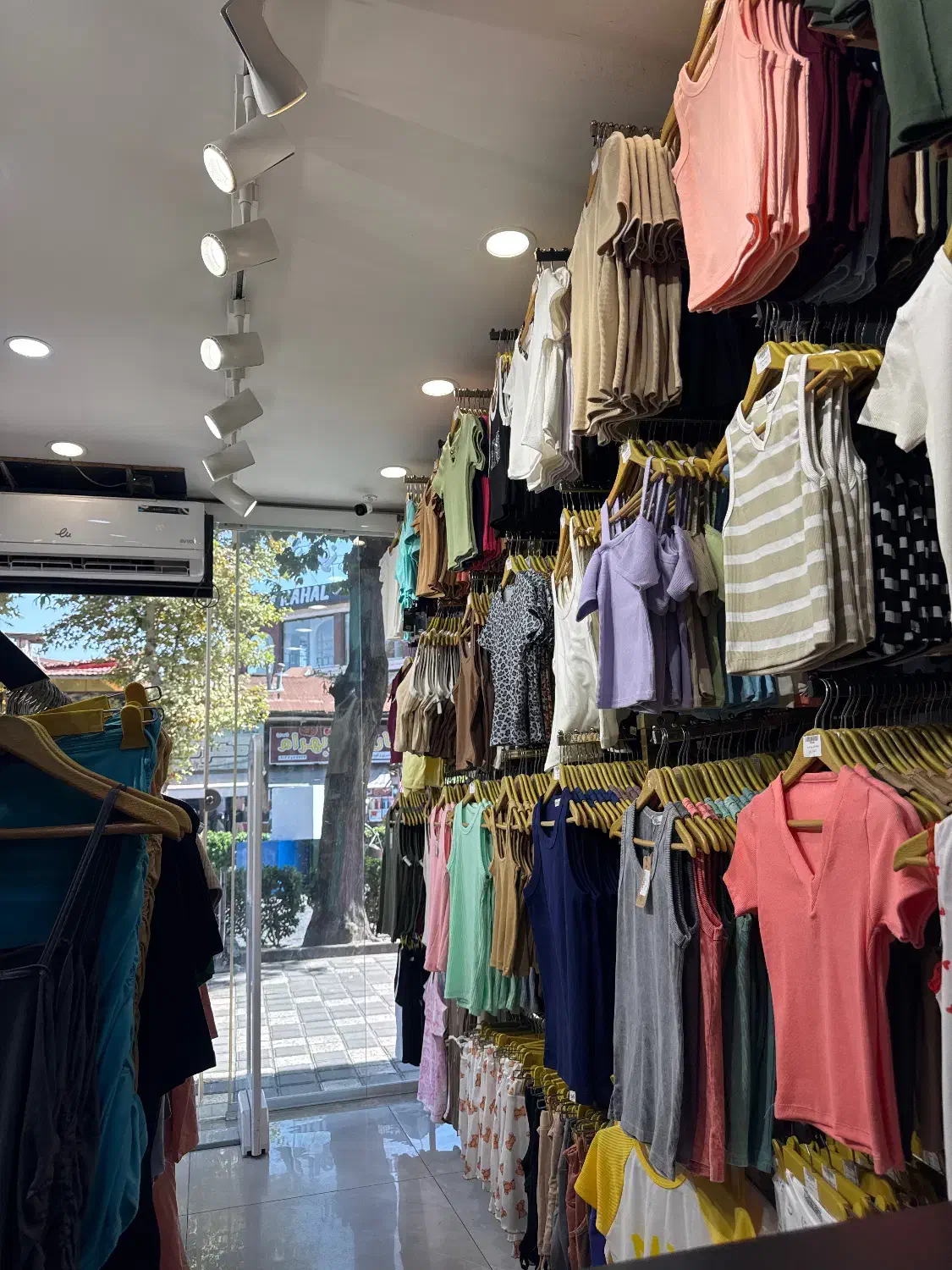 فروشنده پوشاک زنانه|استخدام بازاریابی و فروش|رشت, بازار|دیوار