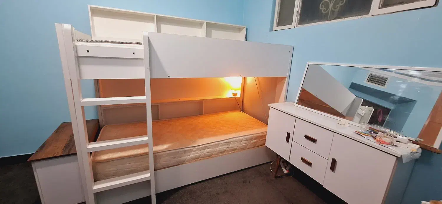 تخت خواب دوطبقه تمییز بدون خط و خش نو|تخت و سرویس خواب|نیشابور, شهرک اندیشه|دیوار