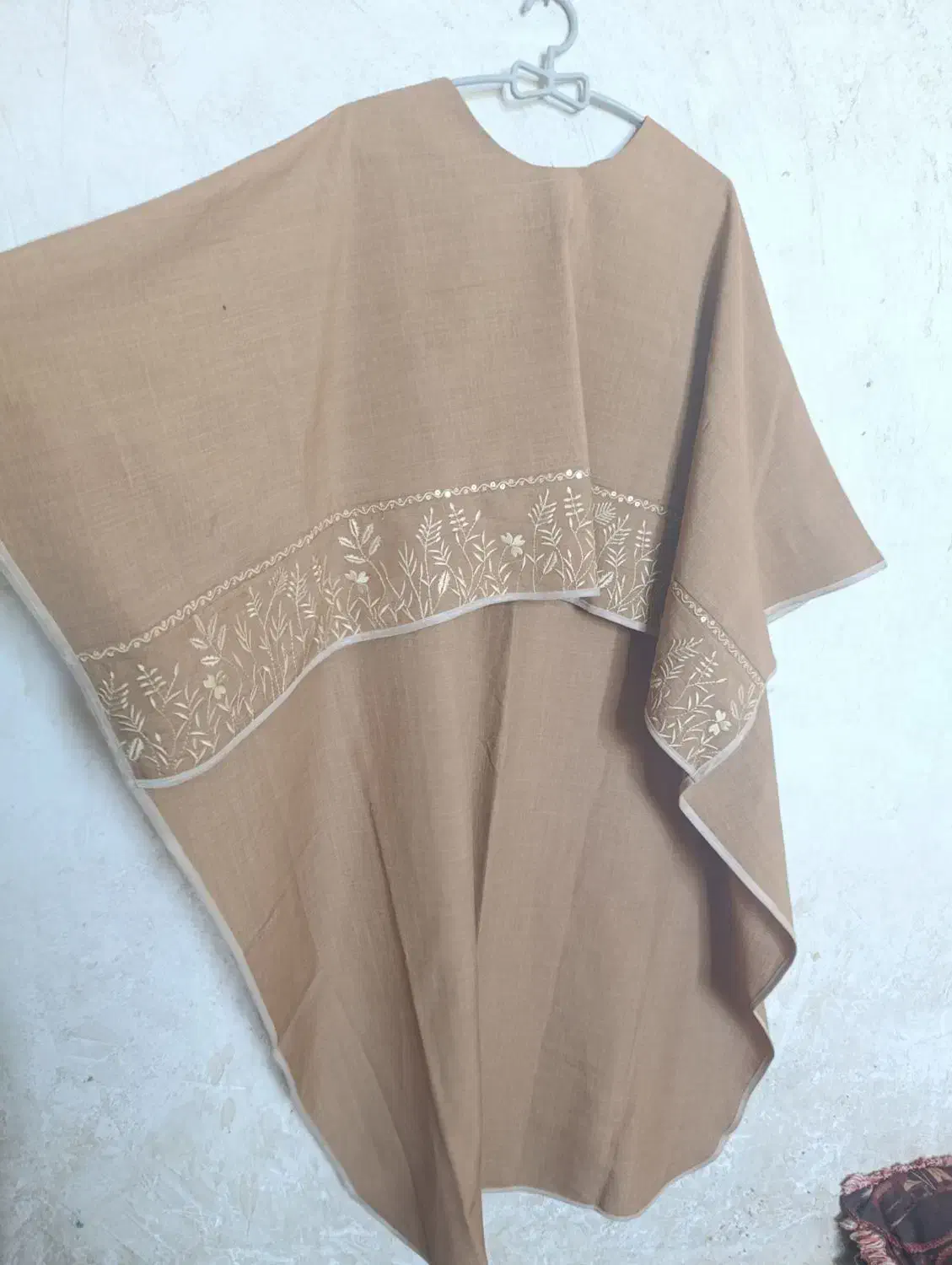 پانچوی بلند و دامن|لباس|بهبهان, |دیوار