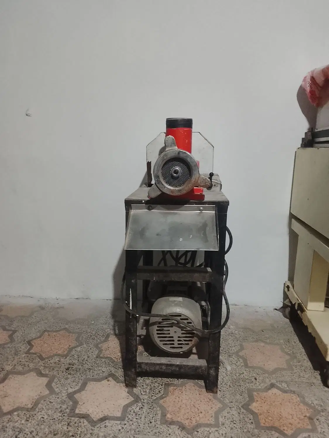 چرخ گوشت|خردکن، آسیاب، غذاساز|فومن, |دیوار