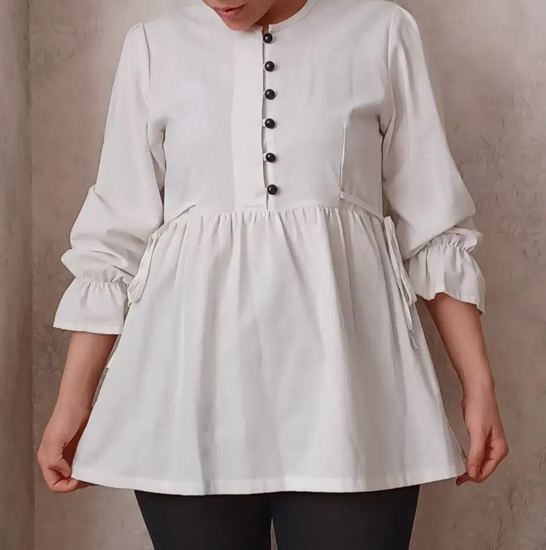 تعدادی لباس|لباس|صدرا-فارس, فاز ۱|دیوار