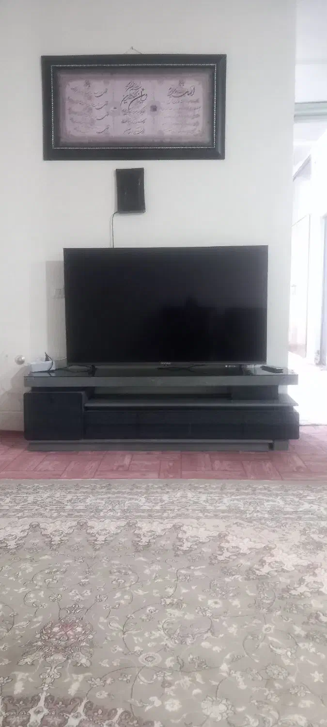 یک عدد نلویزیون اندروید دوو۵۵ اینچ همراه با میز|تلویزیون و پروژکتور|خمینیشهر, |دیوار