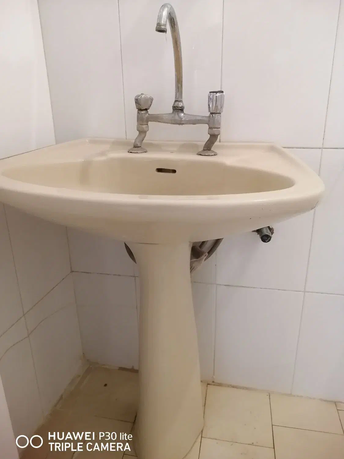 روشویی سالم وقابل استفاده همراه باشیرالات روش|لوازم سرویس بهداشتی|ارومیه, |دیوار