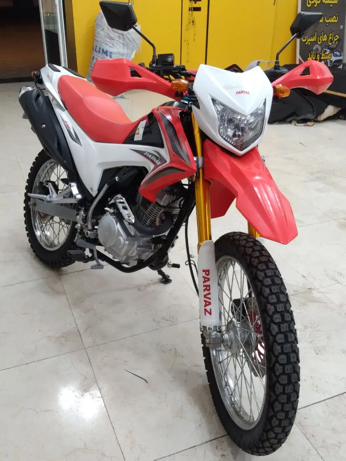 تیلر پرواز خشگ بدونه مشابه|موتورسیکلت|صومعه‌سرا, |دیوار