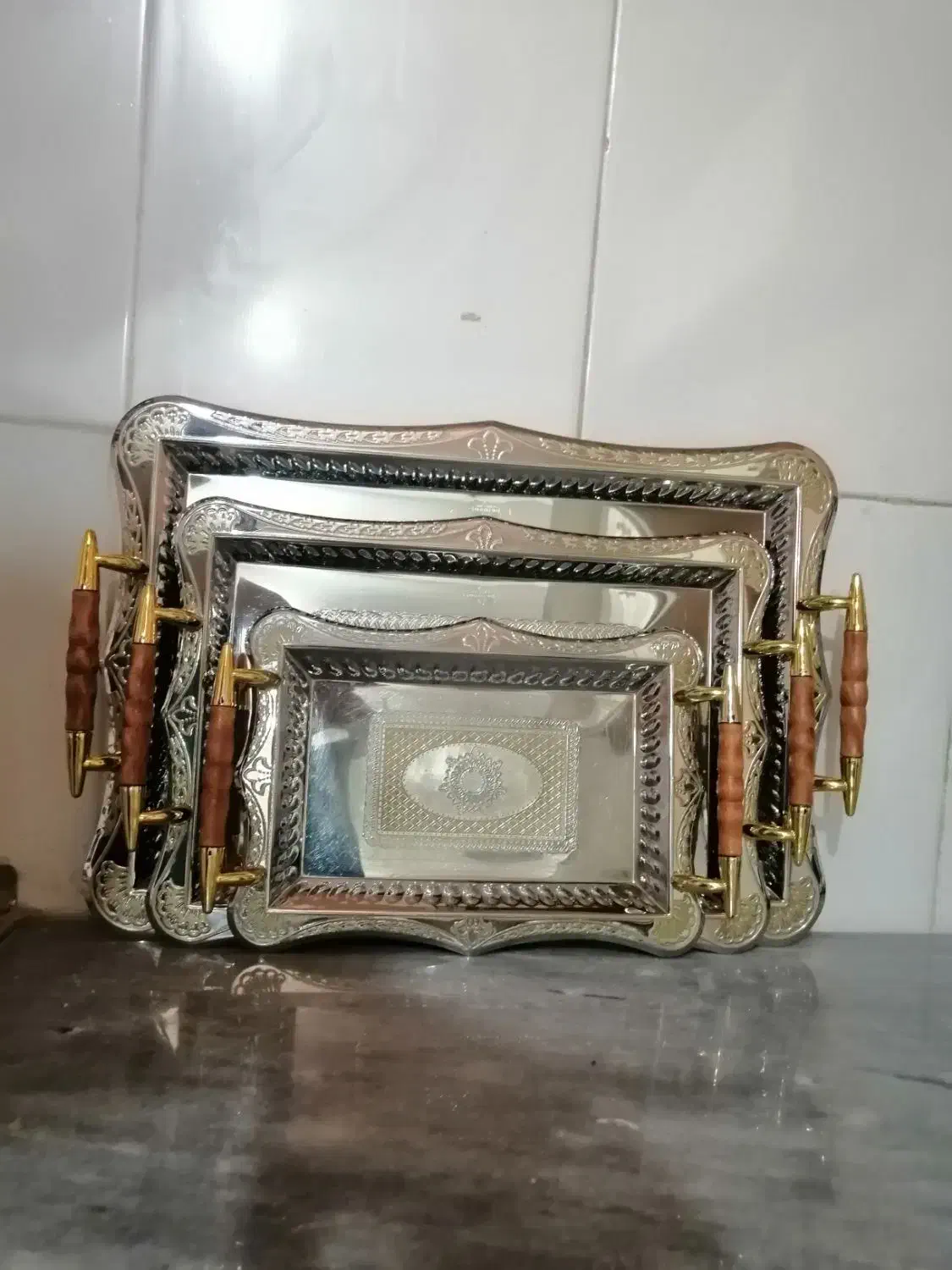 سه عدد سینی   یک عدد پلوپز|ظروف سرو و پذیرایی|قروه, |دیوار