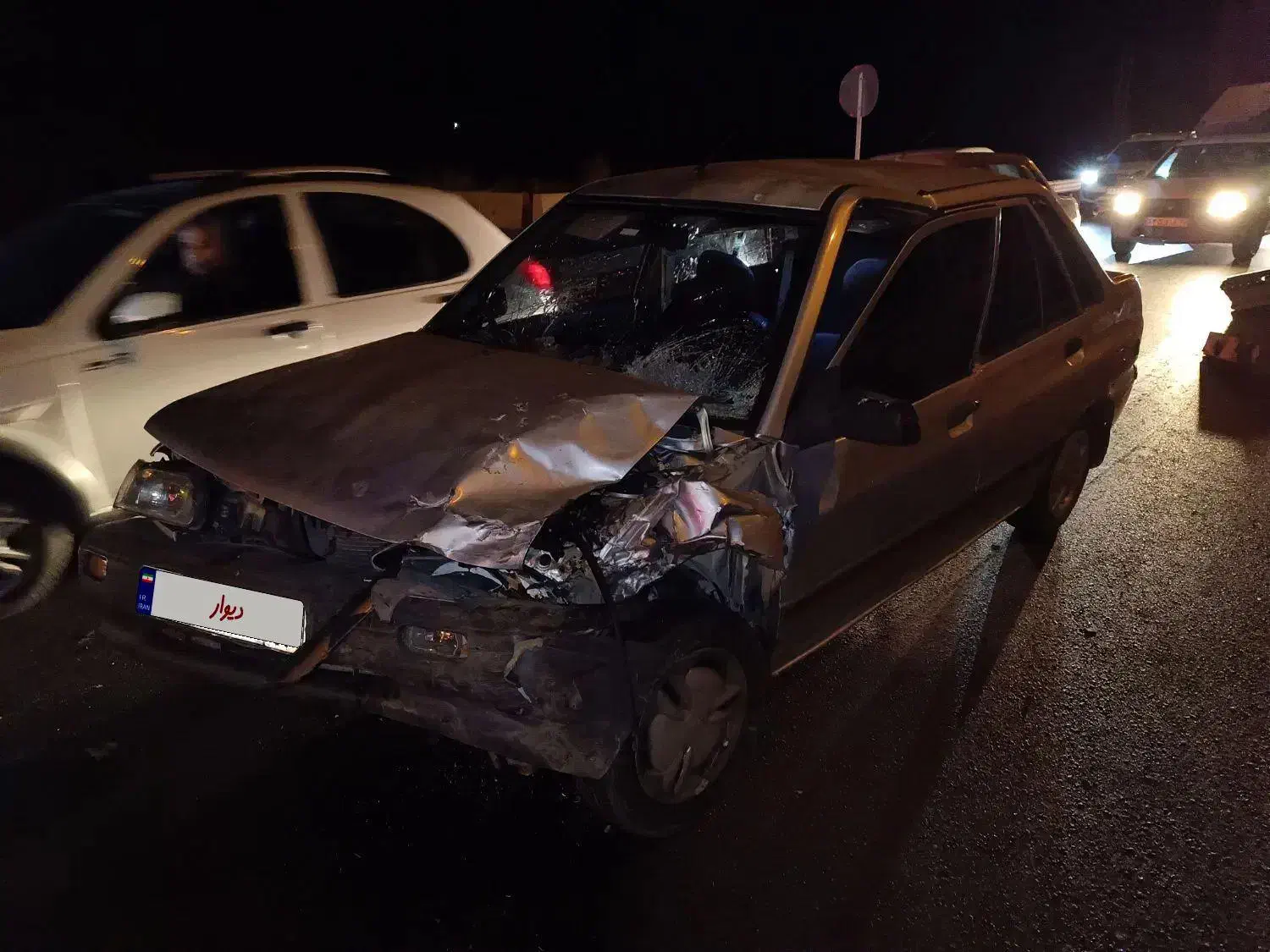 ماشین تصادفی|خودرو سواری و وانت|قم, چهل درخت|دیوار