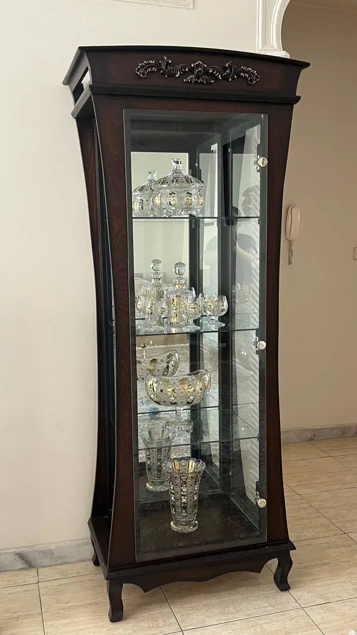 ویترین نو و سالم مناسب جهیزیه جنس چوب|بوفه، ویترین، کنسول|اصفهان, شاه پسند|دیوار
