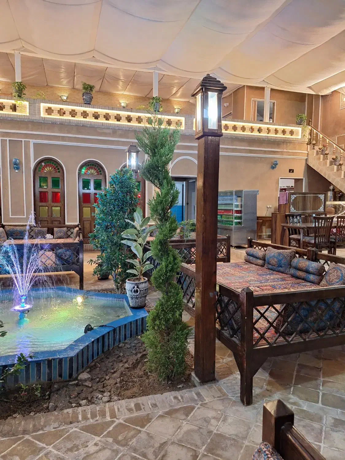 صندوقدار. سفارش گیر. اشپز ایرانی و فستفود خدماتی|استخدام خدمات فروشگاه و رستوران|یزد, |دیوار