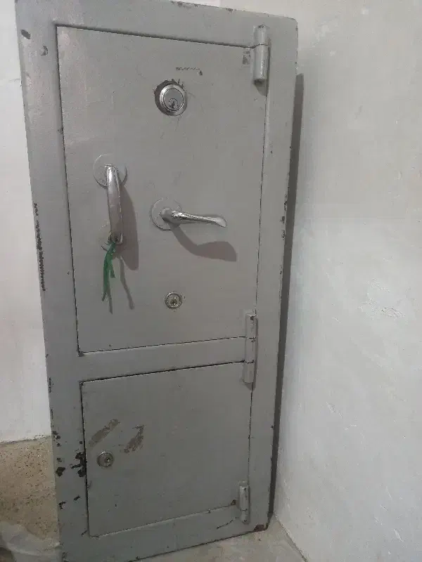 گاو صندوق|کلکسیون اشیاء عتیقه|هشتگرد, قاسم آباد بزرگ|دیوار