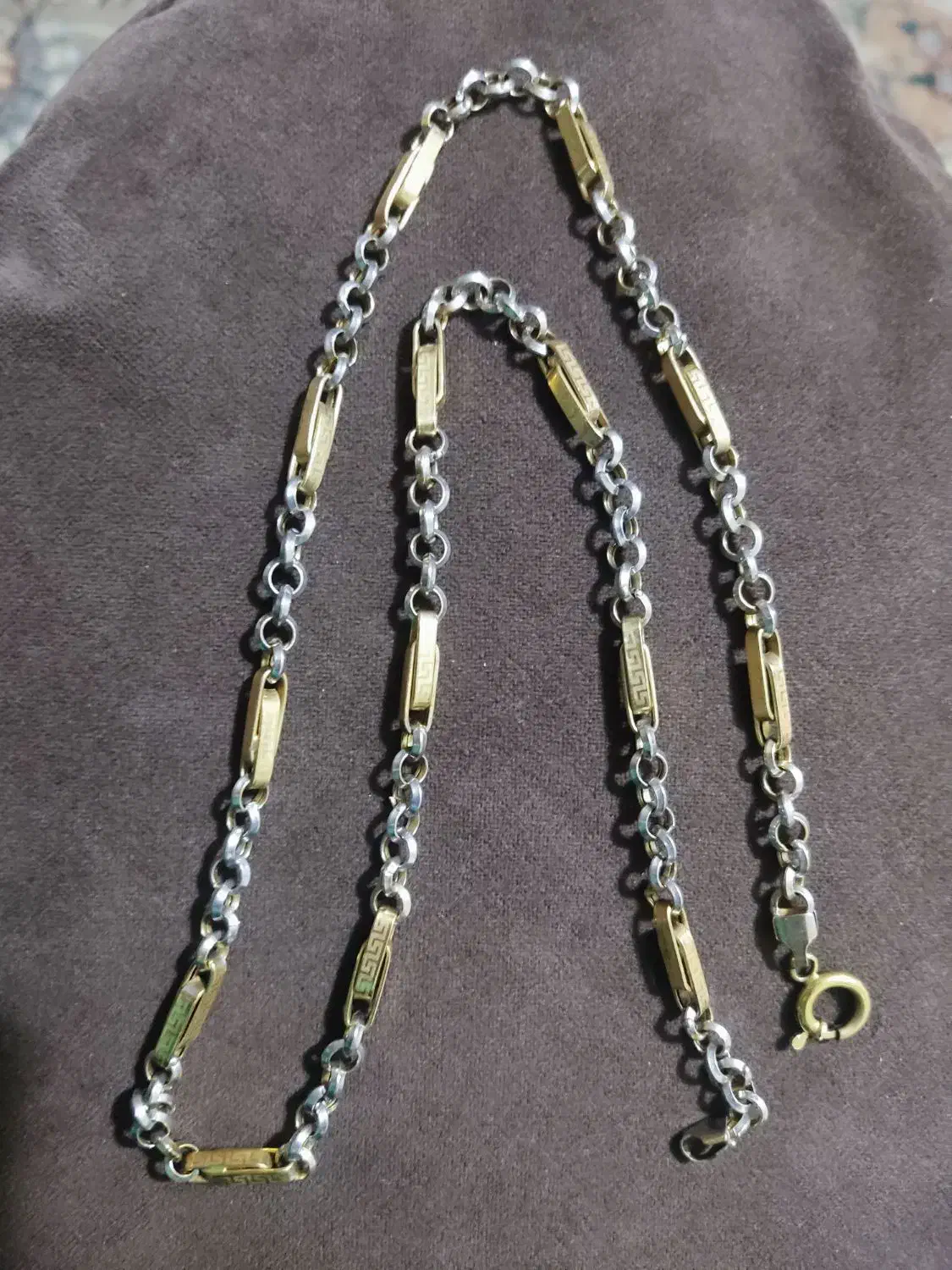 گردن بند طلا|جواهرات|ری, شهید غیوری (ابن باویه)|دیوار