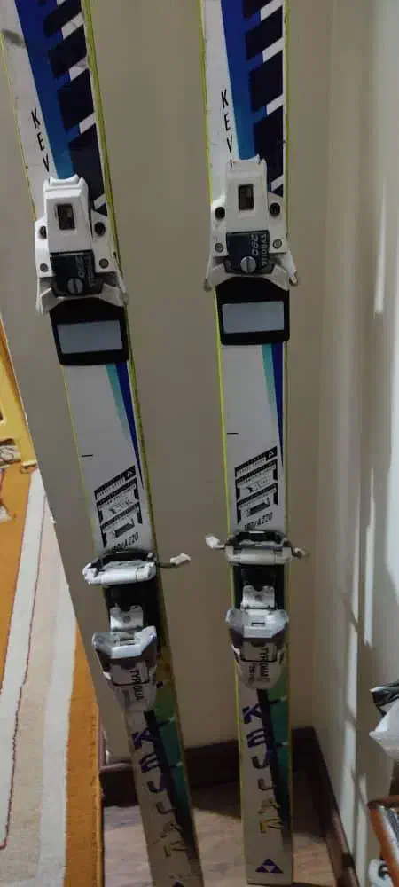 چوب اسکی آلپایین به همراه لباس و بوت|ورزشهای زمستانی|تهران, جنتآباد جنوبی|دیوار