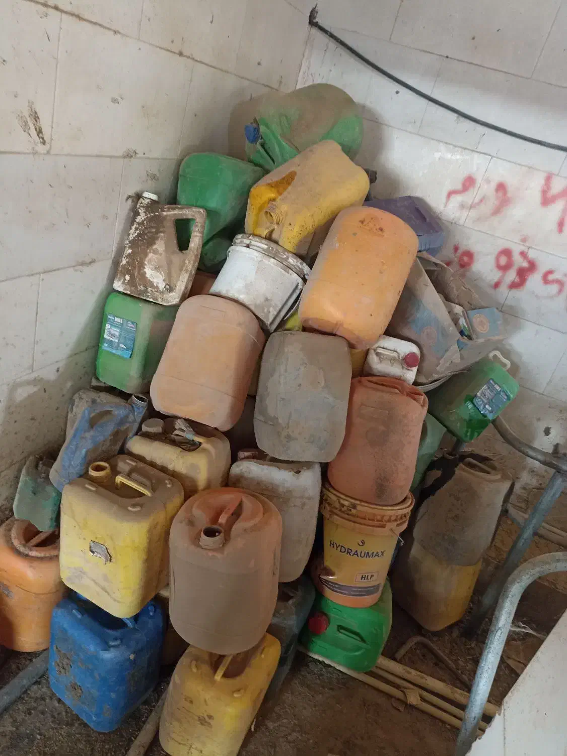 ۲۰ لیتری گالن دبه|ظروف نگهدارنده، پلاستیکی، یکبارمصرف|حمیدیا, |دیوار