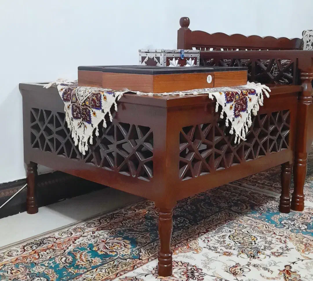 مبل سنتی دو نفره  همراه تشک و میز و متکا سالم و نو|مبلمان خانگی و میز عسلی|اصفهان, هزارجریب|دیوار