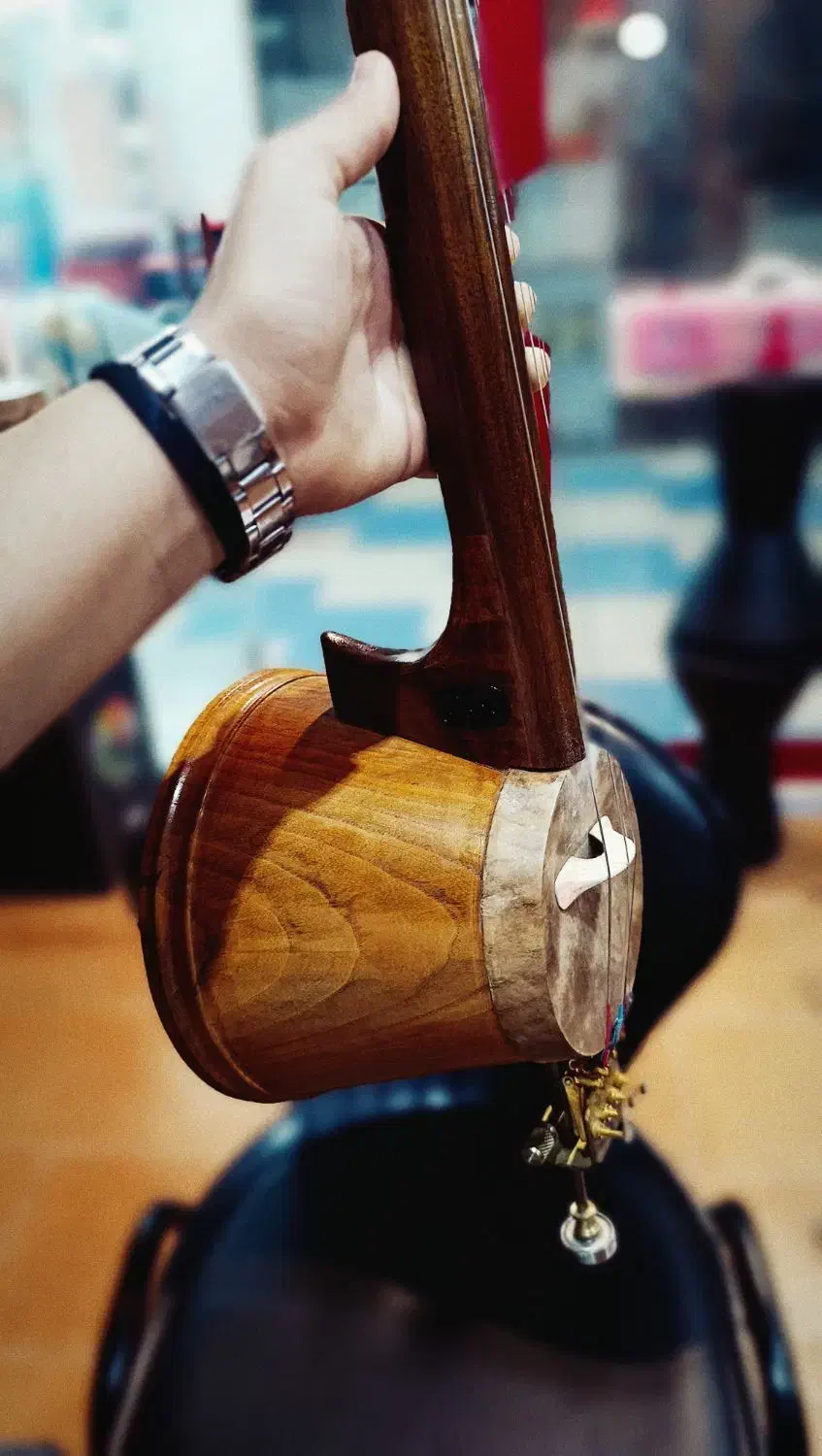 کمانچه درجه یک کاکاوند (پاساژ مرکزی طبقه بالا)|سازهای سنتی|شوش, |دیوار