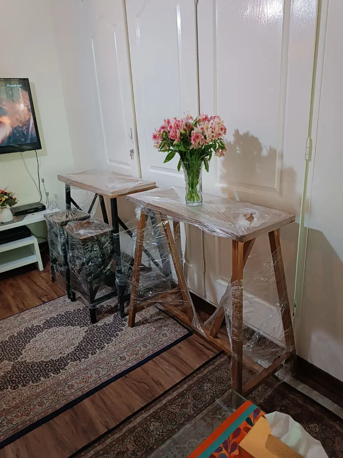 تعدادی میز و صندلی اپن تماما چوبی ،لوستر،کافی بار.|میز و صندلی غذاخوری|تهران, آبشار تهران (دریاچه)|دیوار