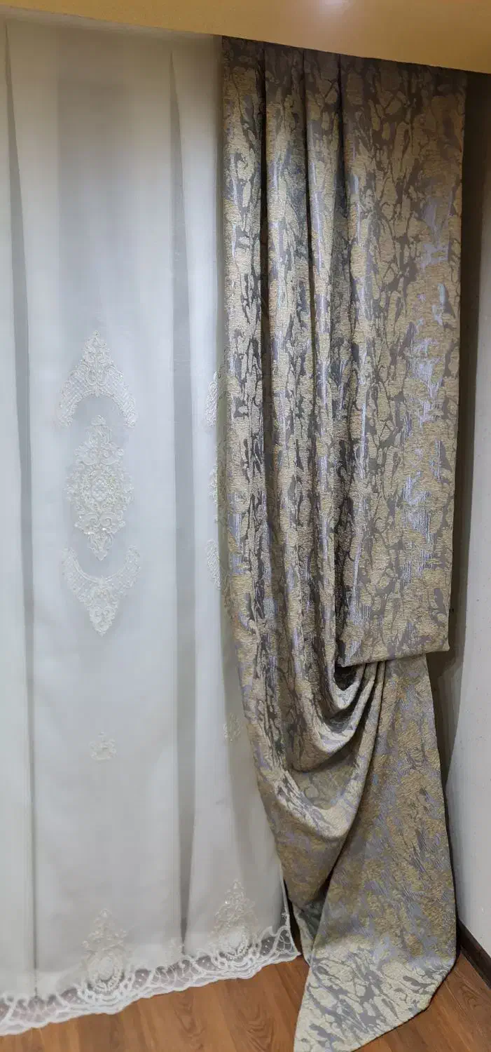 پرده پذیرایی ۶/۵ متری و کنار پرده طوسی آکبند حراج|پرده، رانر، رومیزی|ارومیه, |دیوار