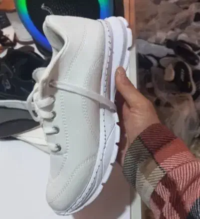 کفش کتانی|کیف، کفش، کمربند|شاهین دژ, |دیوار