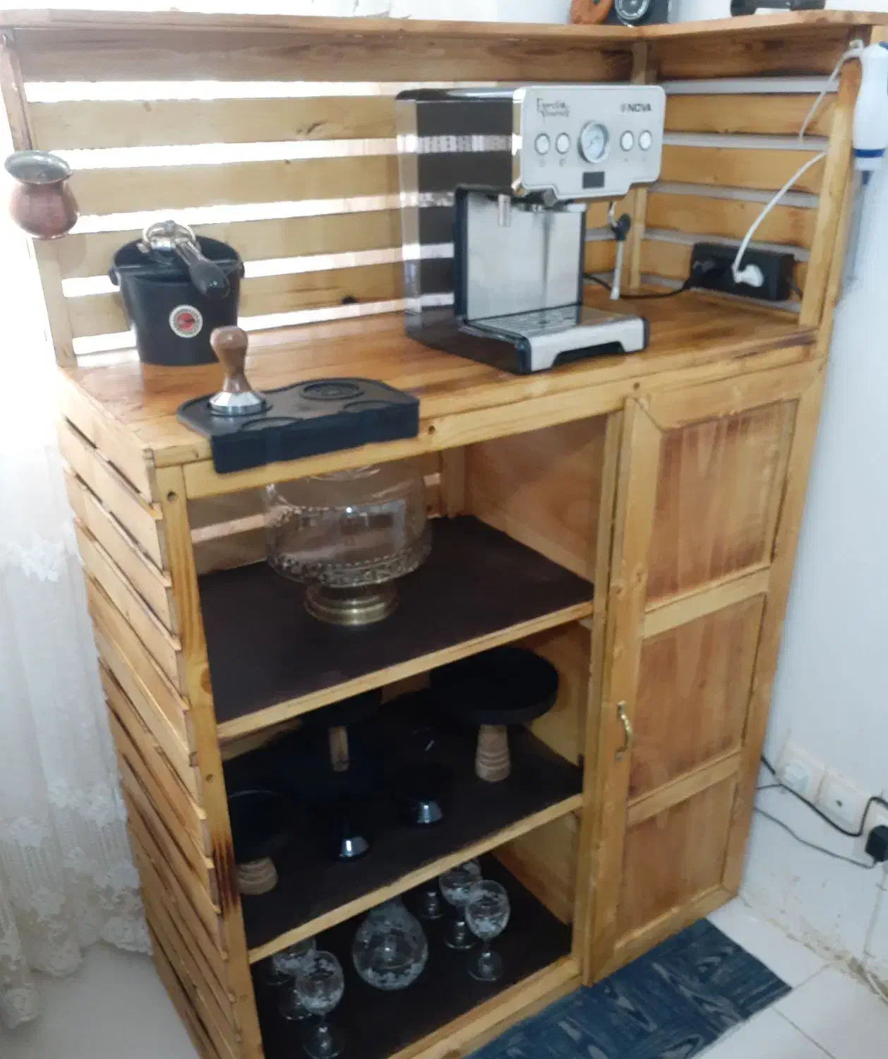 میز و اسپرسوساز|سماور، چای‌ساز، قهوه‌ساز|بادرود, |دیوار