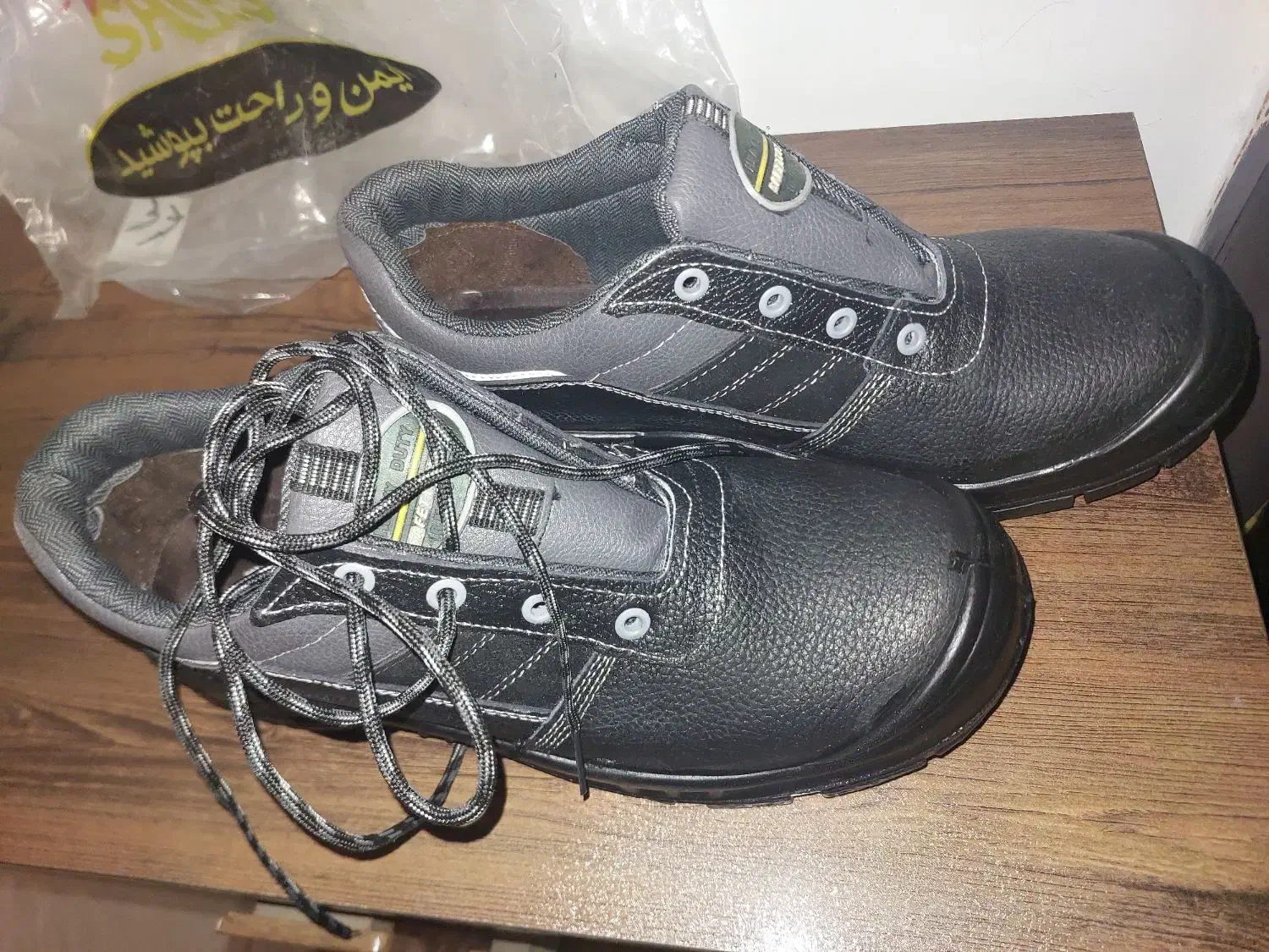 کفش کار  کفش چمن|کیف، کفش، کمربند|نیشابور, گمنام غربی|دیوار