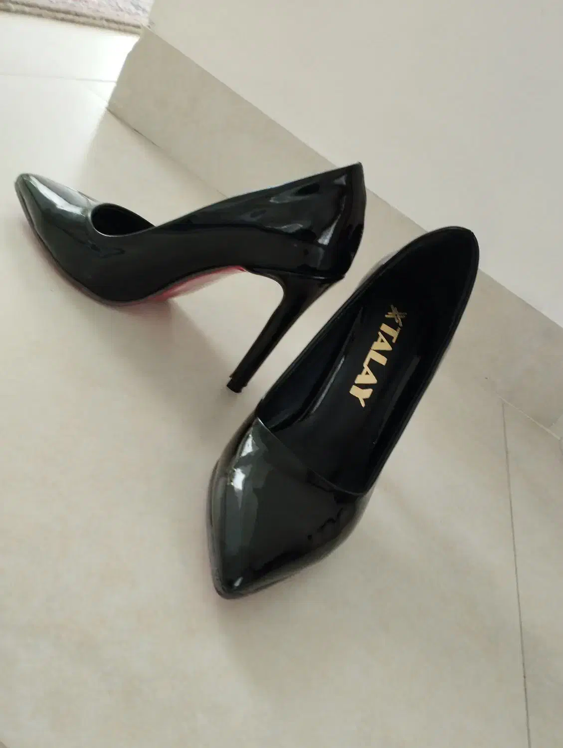 کفش مجلسی|کیف، کفش، کمربند|میانه, |دیوار