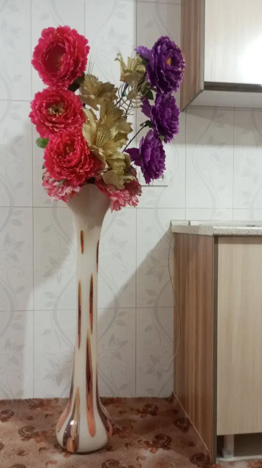 گلدون با گل مصنوعی|صنایع دستی و سایر لوازم تزئینی|باغستان, |دیوار