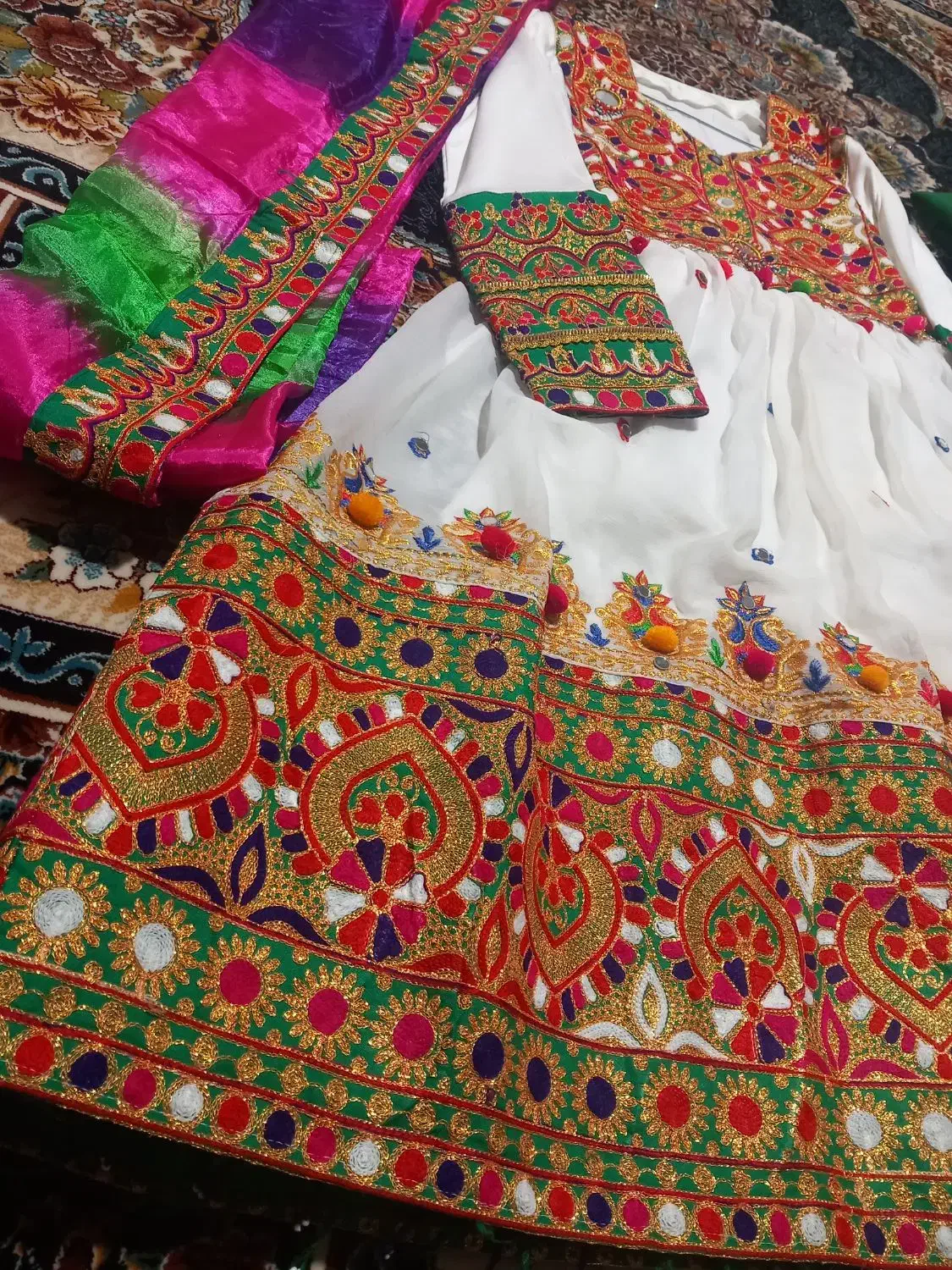 لباس محلی|لباس|مشهد, فرودگاه|دیوار