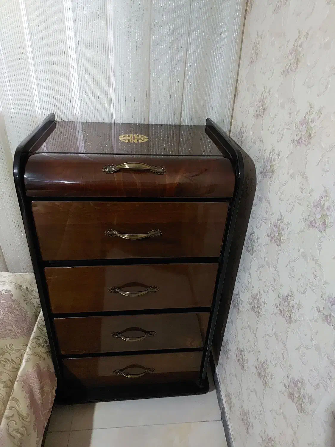 تخت خواب و میز آرایش و دراور|تخت و سرویس خواب|گرمسار, |دیوار