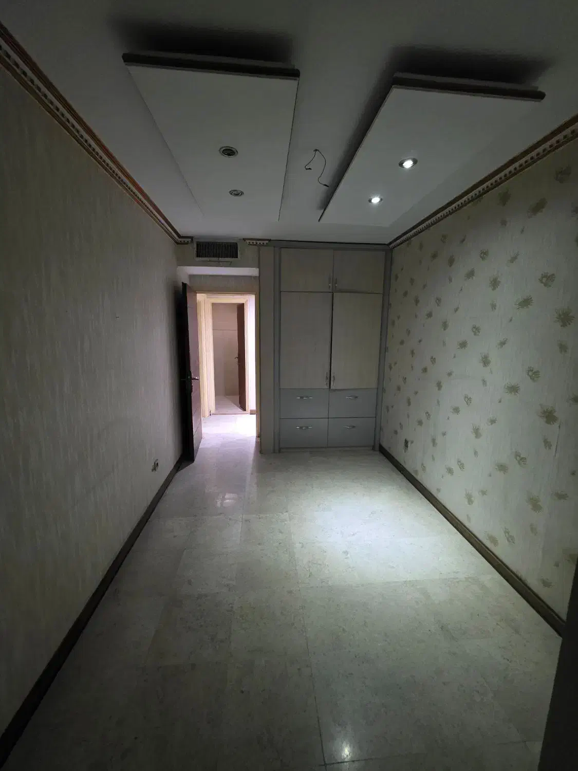 ۱۳۰متر ۲خواب ۵ساله سالن پرده خور خطی رو به آفتاب