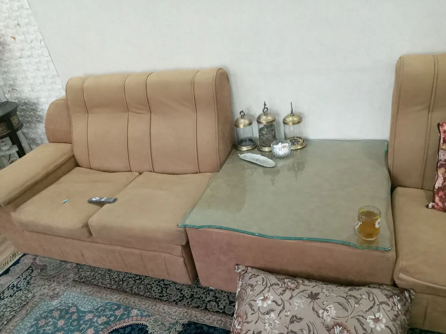 مبل۷نفره کرم رنگ۳تومن.نیم ست سرمه ایی ومیزش۳|مبلمان خانگی و میز عسلی|کرج, حیدرآباد|دیوار