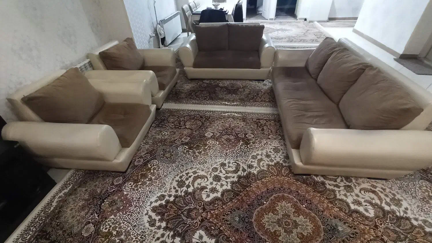 فروش مبل راحتی چرم 7 نفره به رنگ کرم قهوه‌ای|مبلمان خانگی و میز عسلی|کرج, ساسانی (قلمستان)|دیوار