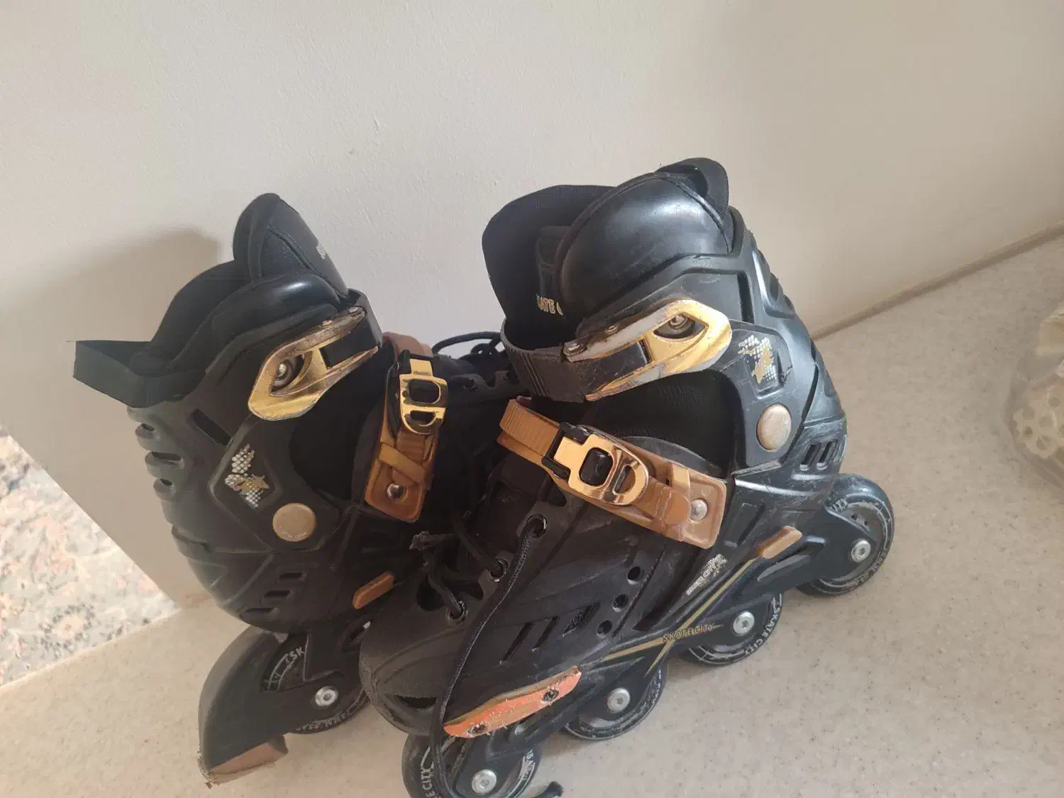 اسکیت مشکی طلایی|دوچرخه، اسکیت، اسکوتر|پردیس, فاز ۱۱|دیوار