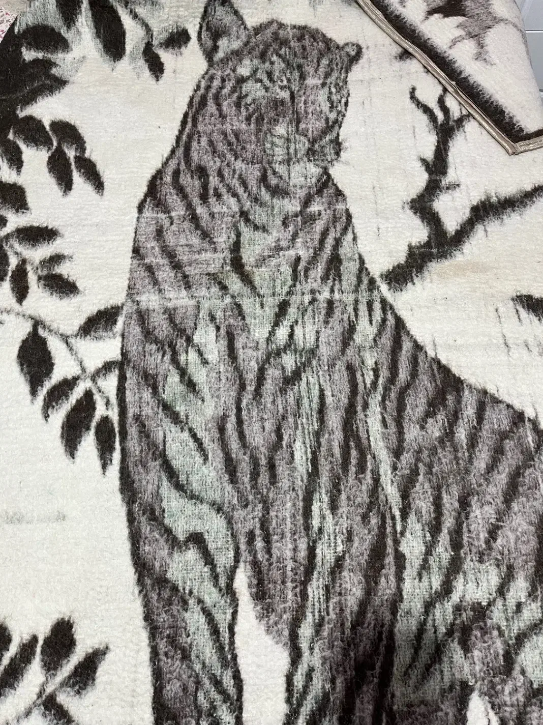 پتو ببری قدیمی|رختخواب، بالش، پتو|ساری, |دیوار