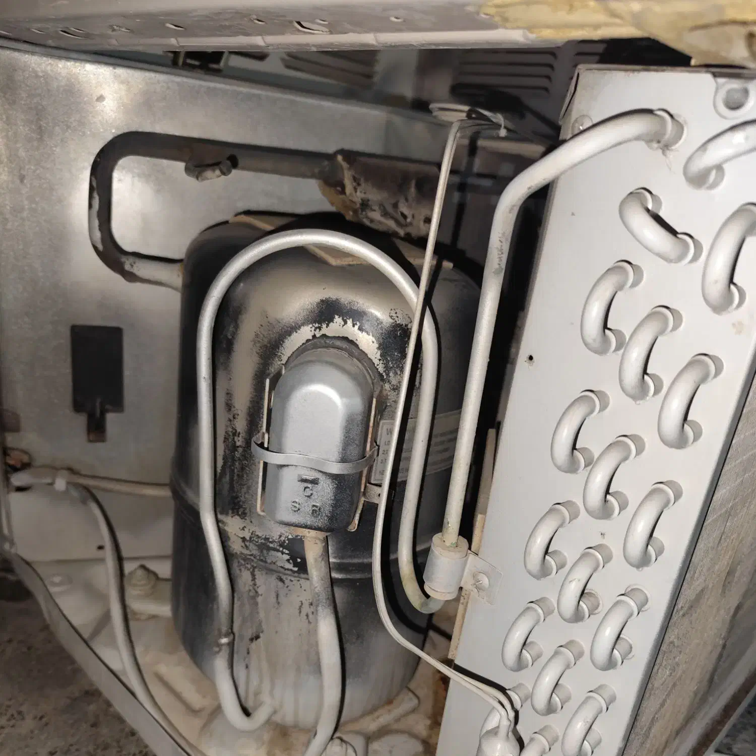 آسوده خنک شوید|کولر گازی و فن‌کوئل|دوگنبدان, |دیوار