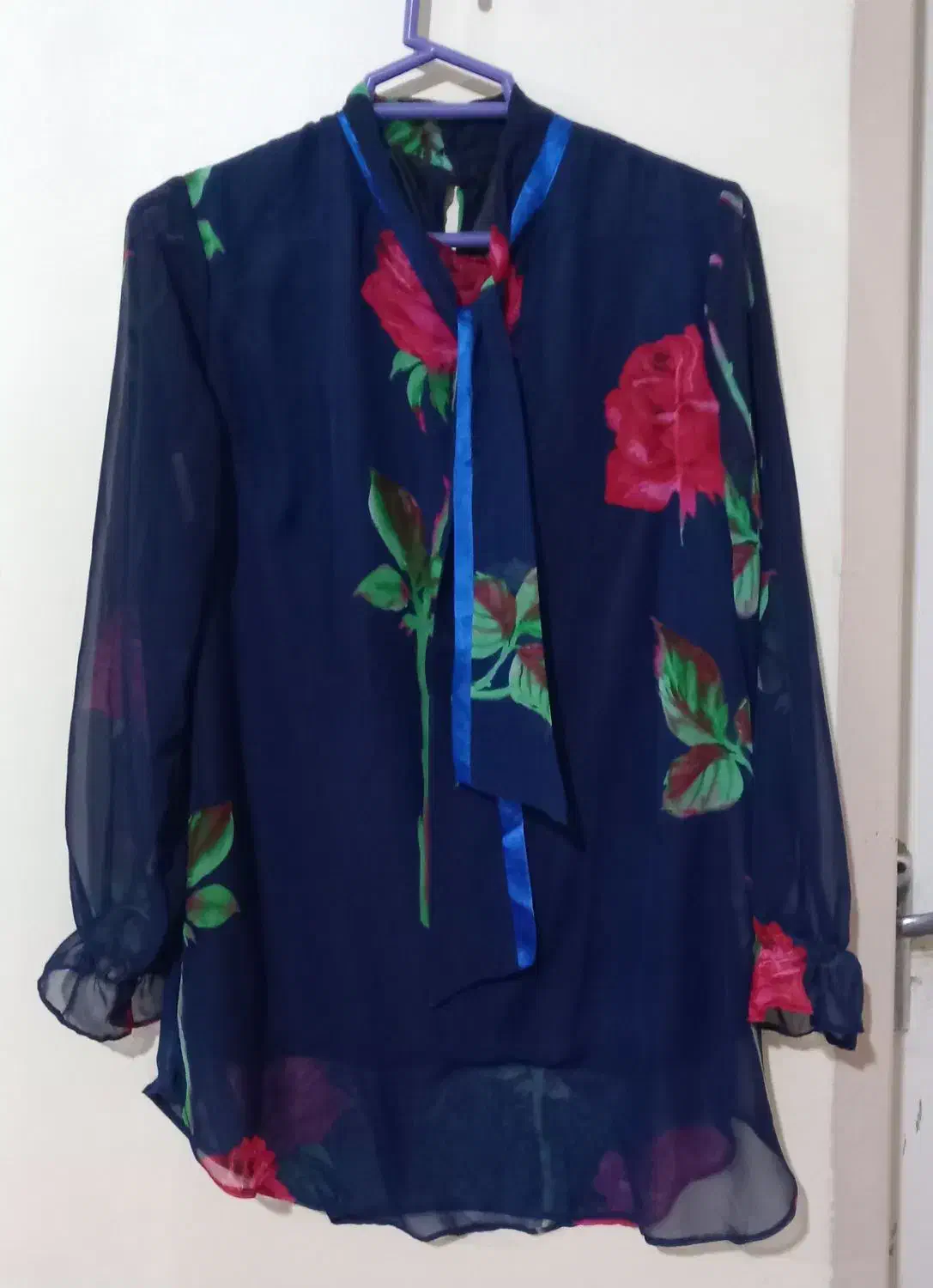 شومیز سرمه ای حریر گل دار سایز ۴۲ قیمت ۴۰۰هزار|لباس|آذرشهر, |دیوار