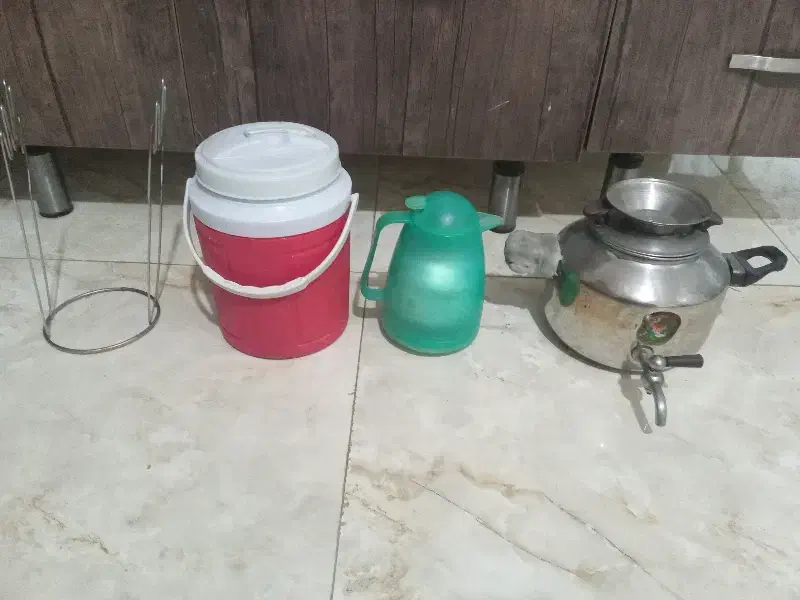 تعدادی ظرف|آب‌چکان و نظم‌دهنده ظروف|کرمان, |دیوار