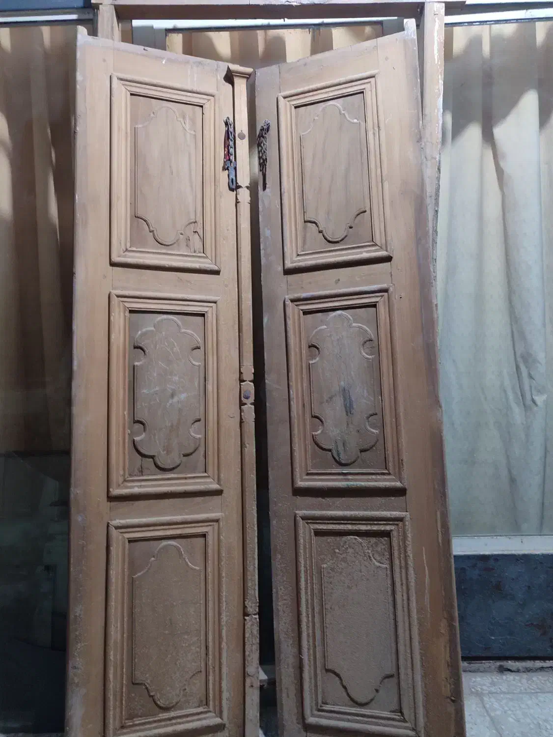 درب چوبی قدیمی و عتیقه|کلکسیون اشیاء عتیقه|خمینی‌شهر, |دیوار