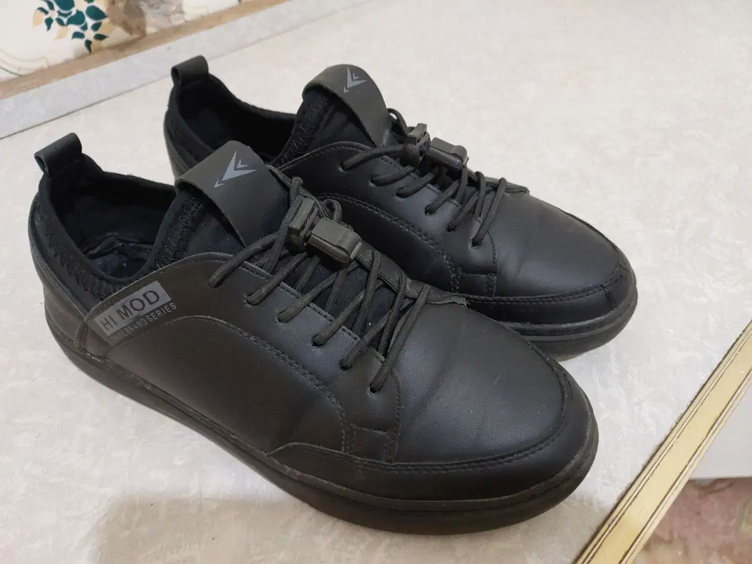 کفش راحتی|کیف، کفش، کمربند|شیراز, لاله|دیوار