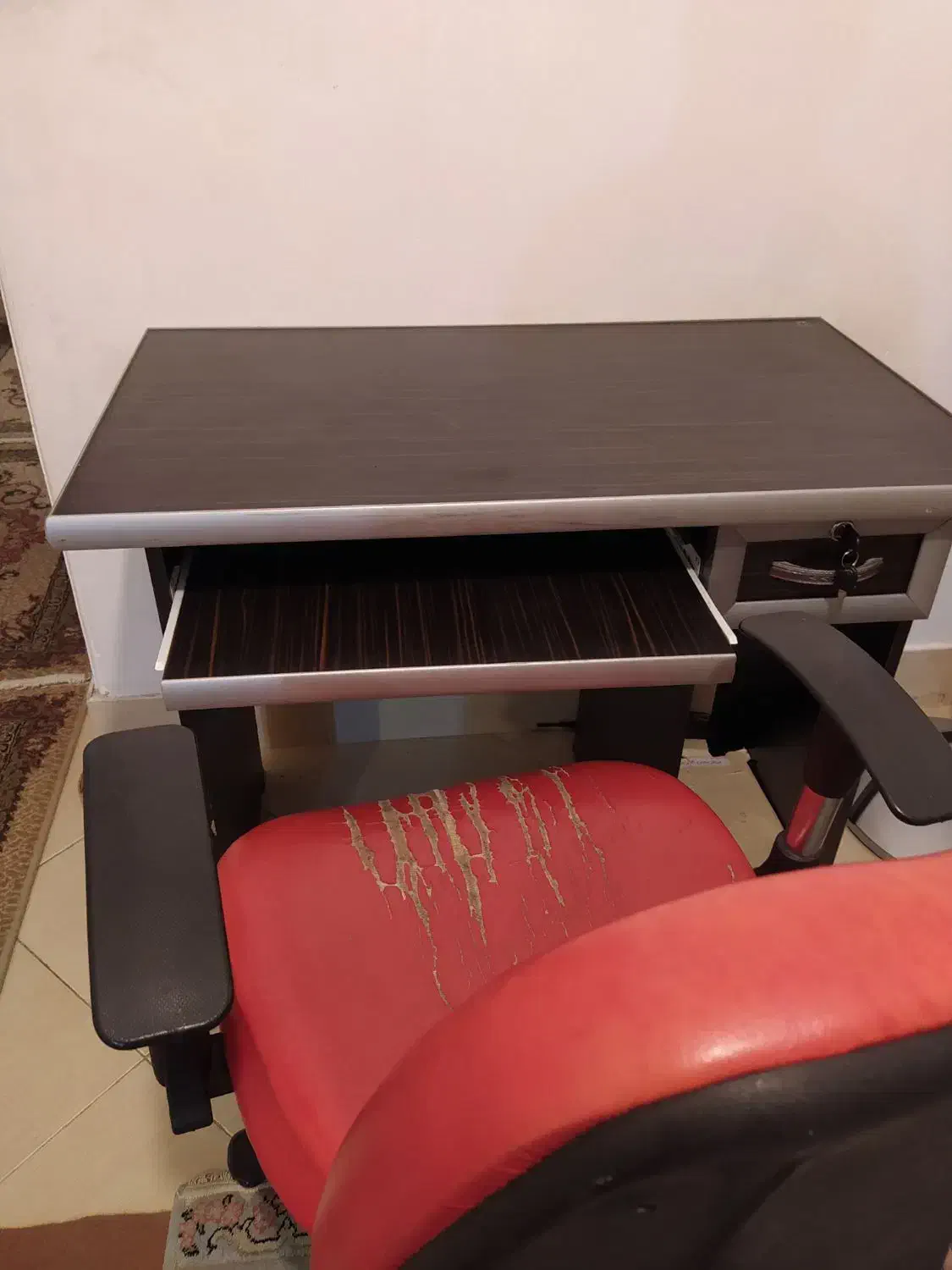 میز التحریر اداری قهوه‌ای تیره|مبلمان اداری|کرچمبو, |دیوار