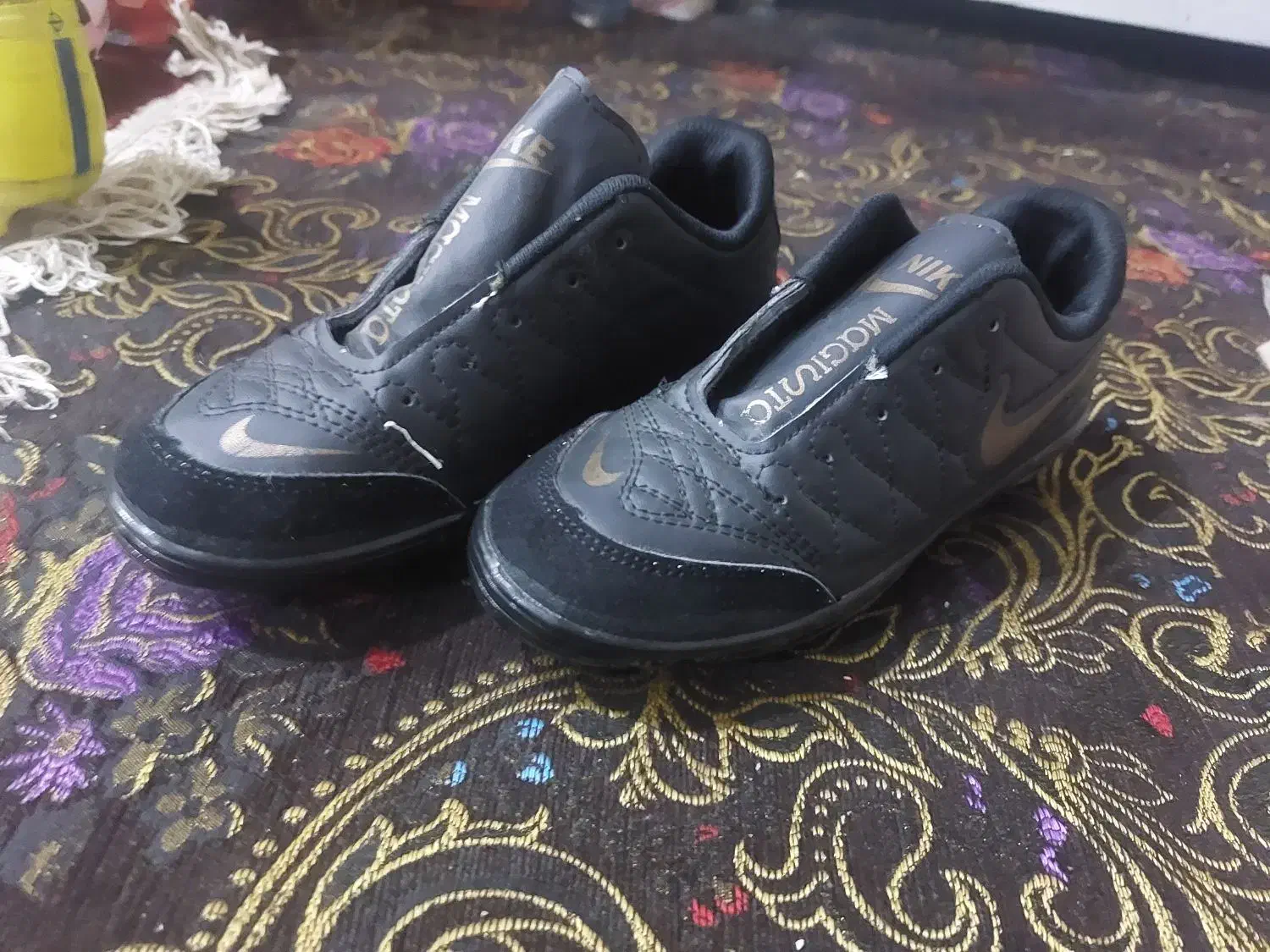 کفش فوتبال، استوک|کیف، کفش، کمربند|سورک, |دیوار