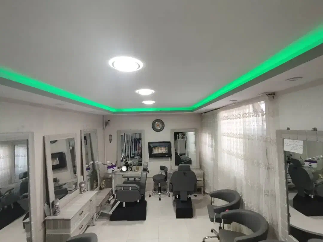 اجاره آرایشگاه زنانه با وسایل سیرجان|اجارهٔ مغازه و غرفه|سیرجان, |دیوار