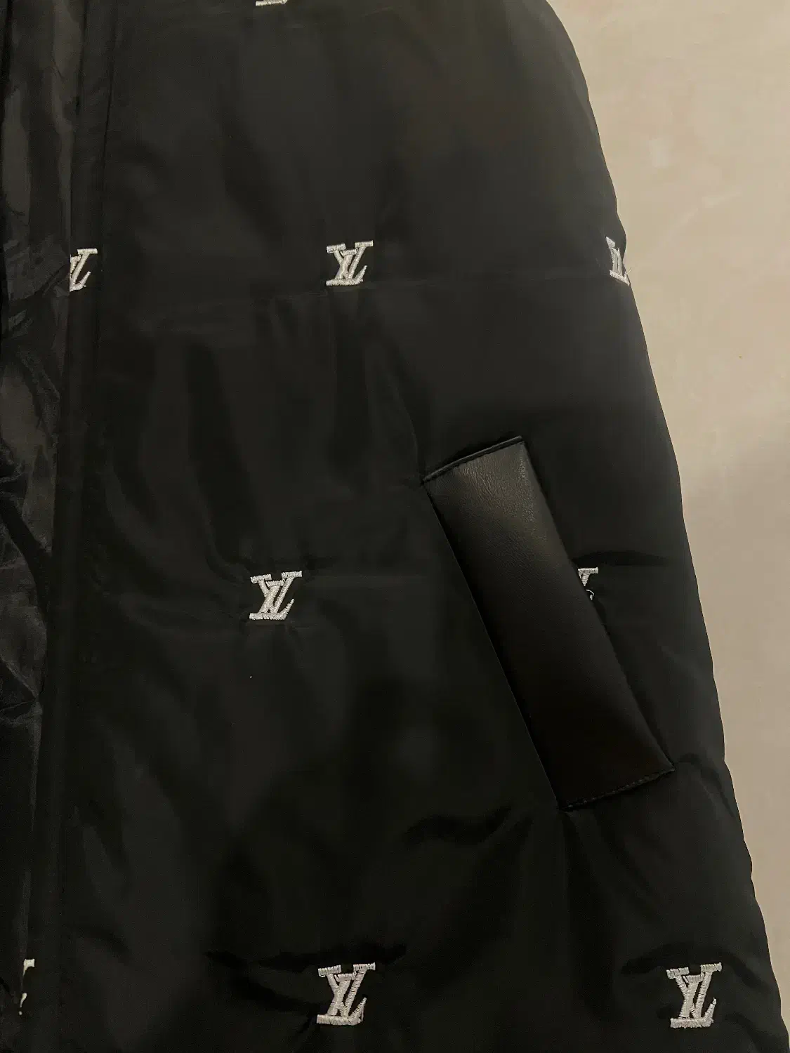 پافر لویی ویتون|لباس|شیراز, فرهنگ شهر|دیوار