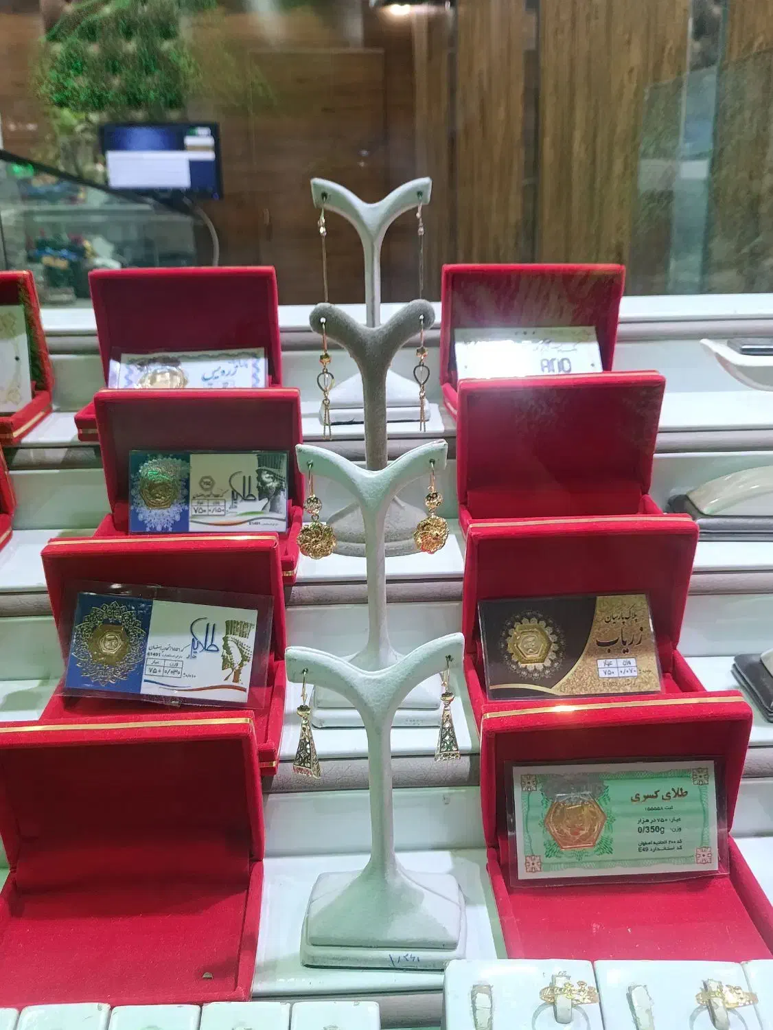 طلا بدون اجرت و با اجرت موجود است|جواهرات|قم, شهرک امام حسین|دیوار