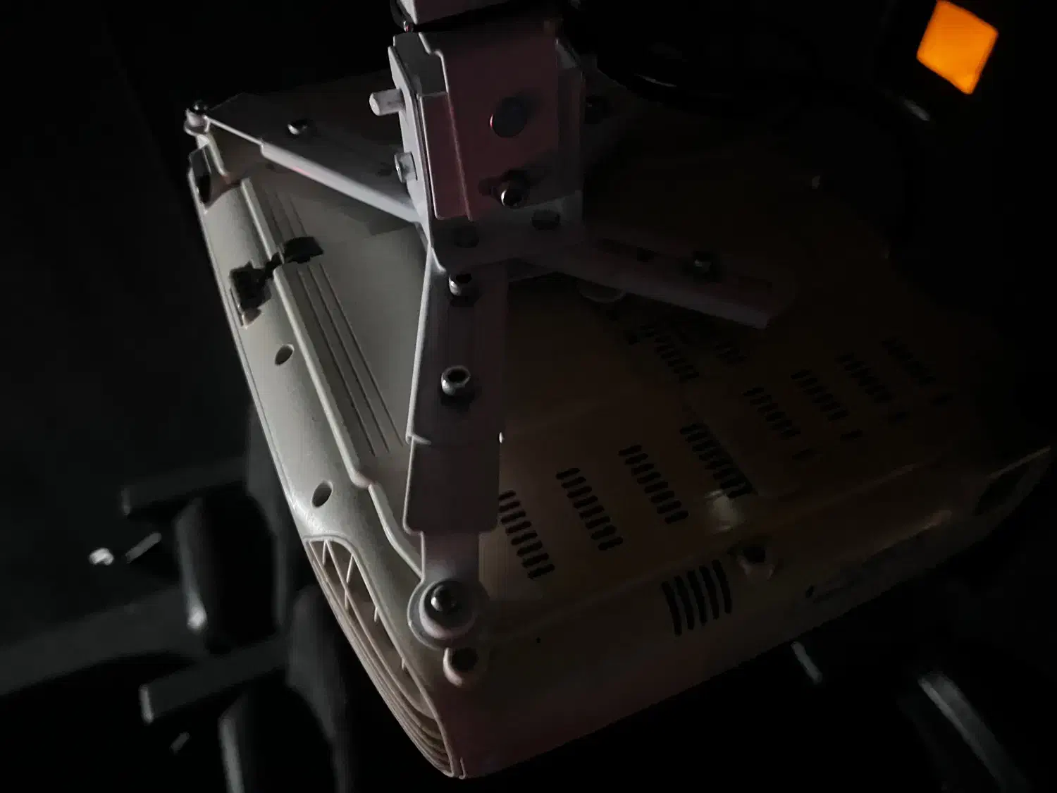 پرژکتور|تلویزیون و پروژکتور|تهران, آبشار تهران (دریاچه)|دیوار