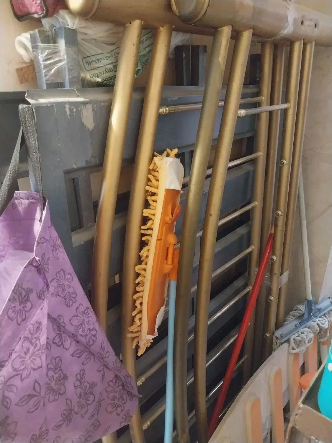 یکعدد کمد بچه   یکعدد تخت فلزی فرفورژه  و چوبی|تخت و سرویس خواب|اصفهان, بیمارستان خانواده|دیوار